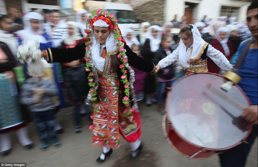 How do weddings of Bulgarian Muslim highlanders take place?