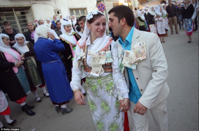 How do weddings of Bulgarian Muslim highlanders take place?