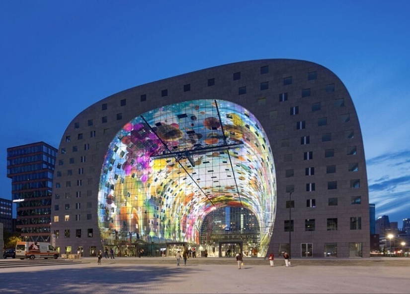 How does the digital mural at the incredible futuristic building market Rotterdam
