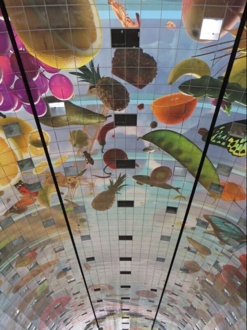 How does the digital mural at the incredible futuristic building market Rotterdam