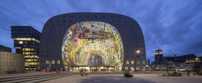 How does the digital mural at the incredible futuristic building market Rotterdam