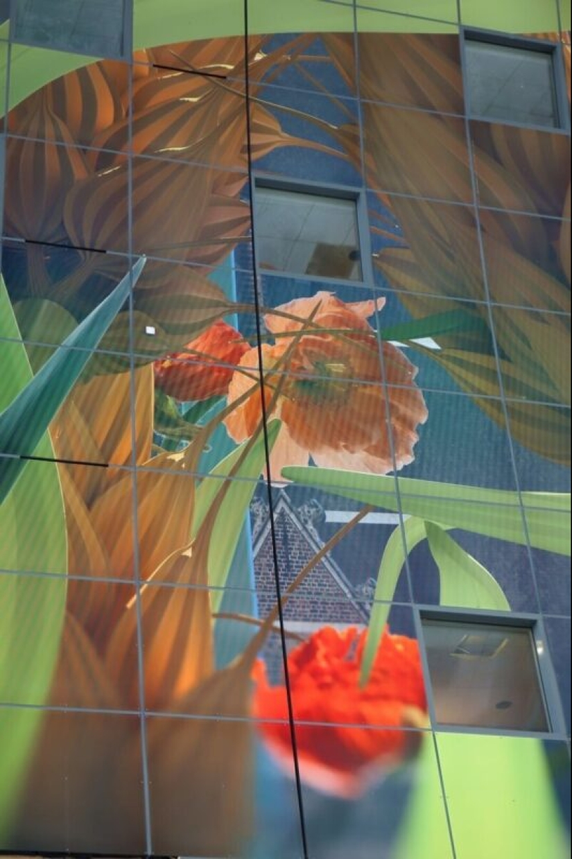 How does the digital mural at the incredible futuristic building market Rotterdam