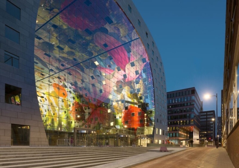How does the digital mural at the incredible futuristic building market Rotterdam