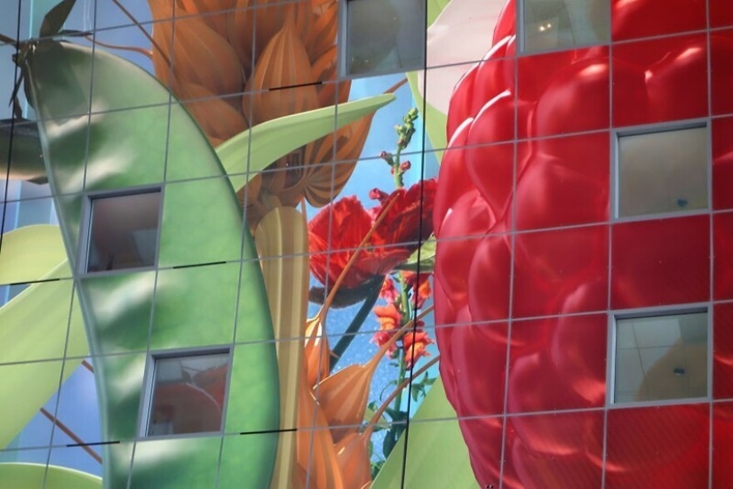 How does the digital mural at the incredible futuristic building market Rotterdam