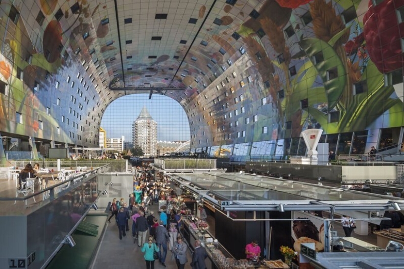 How does the digital mural at the incredible futuristic building market Rotterdam