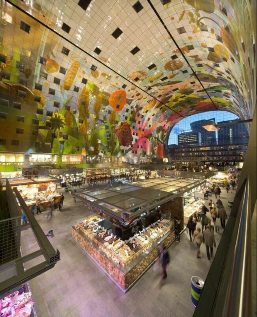 How does the digital mural at the incredible futuristic building market Rotterdam