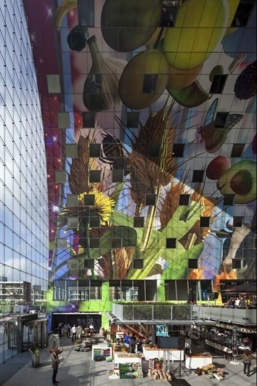 How does the digital mural at the incredible futuristic building market Rotterdam