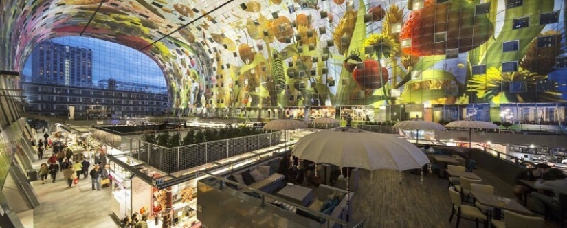 How does the digital mural at the incredible futuristic building market Rotterdam