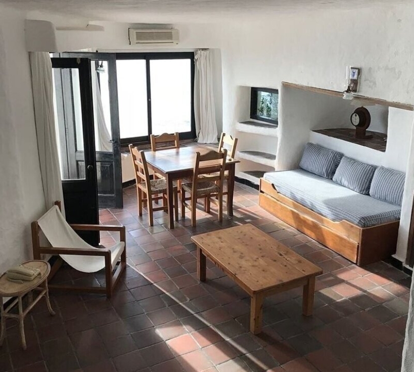 How does the hotel-the sculpture, which was built 36 years