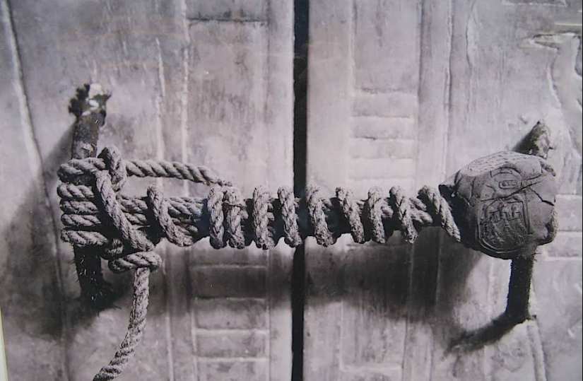 How in different eras people protected the privacy of correspondence and stopped the forgery of documents How in different eras people protected the privacy of correspondence and stopped the forgery of documents