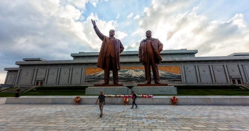 How Mansudae, the world's largest leader factory, works