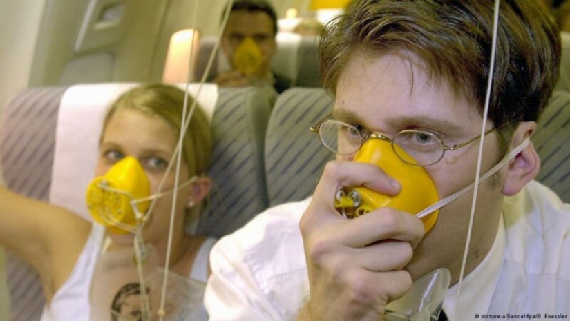 How oxygen masks work in airplanes and why there is no oxygen in them How oxygen masks work in airplanes and why there is no oxygen in them