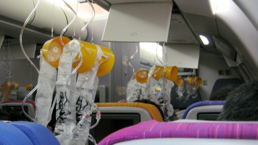 How oxygen masks work in airplanes and why there is no oxygen in them How oxygen masks work in airplanes and why there is no oxygen in them
