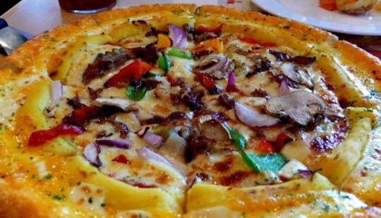 How pizza is served in different countries of the world How pizza is served in different countries of the world