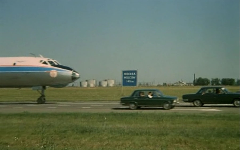 How the most dangerous stunt with a plane landing on a highway was filmed in &quot;The Incredible Adventures of Italians in Russia&quot;
