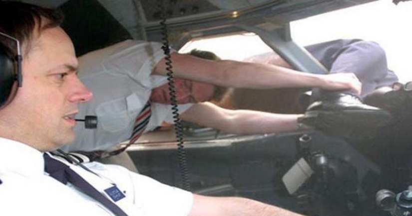 How the pilot of the airliner made a flight outside the cockpit and survived How the pilot of the airliner made a flight outside the cockpit and survived
