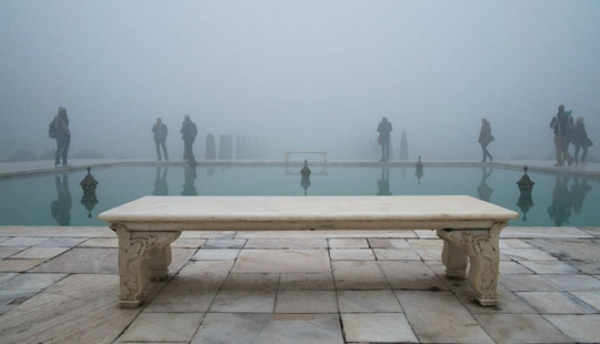 How to look like famous tourist places, if you turn the camera the other way