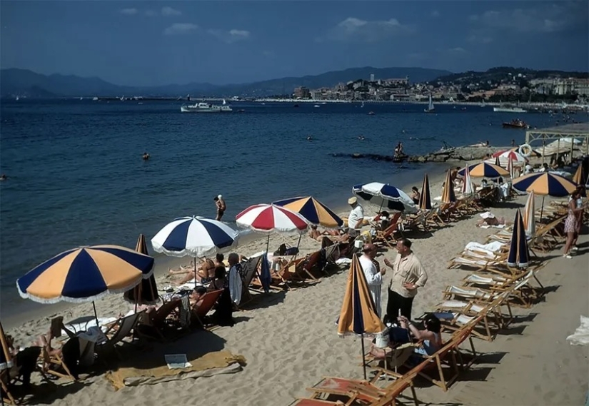 How to relax on the beach in Cannes — amazing color photos of 1948