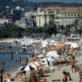 How to relax on the beach in Cannes — amazing color photos of 1948