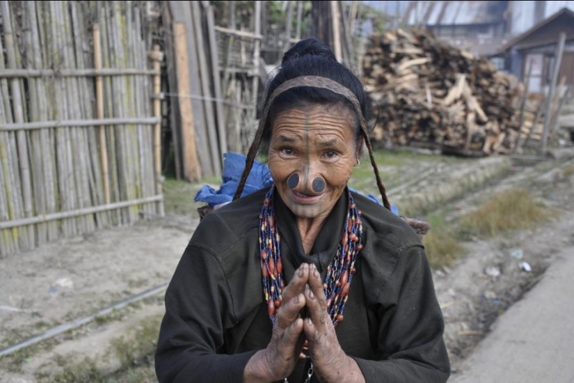 How women adorn themselves in different countries