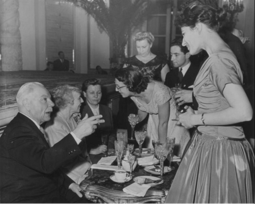 "I demand the continuation of the banquet": rare photos of Soviet celebrities during feasts "I demand the continuation of the banquet": rare photos of Soviet celebrities during feasts