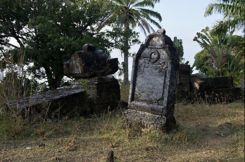 I'll be damned! This is the only surviving pirate graveyard I'll be damned! This is the only surviving pirate graveyard