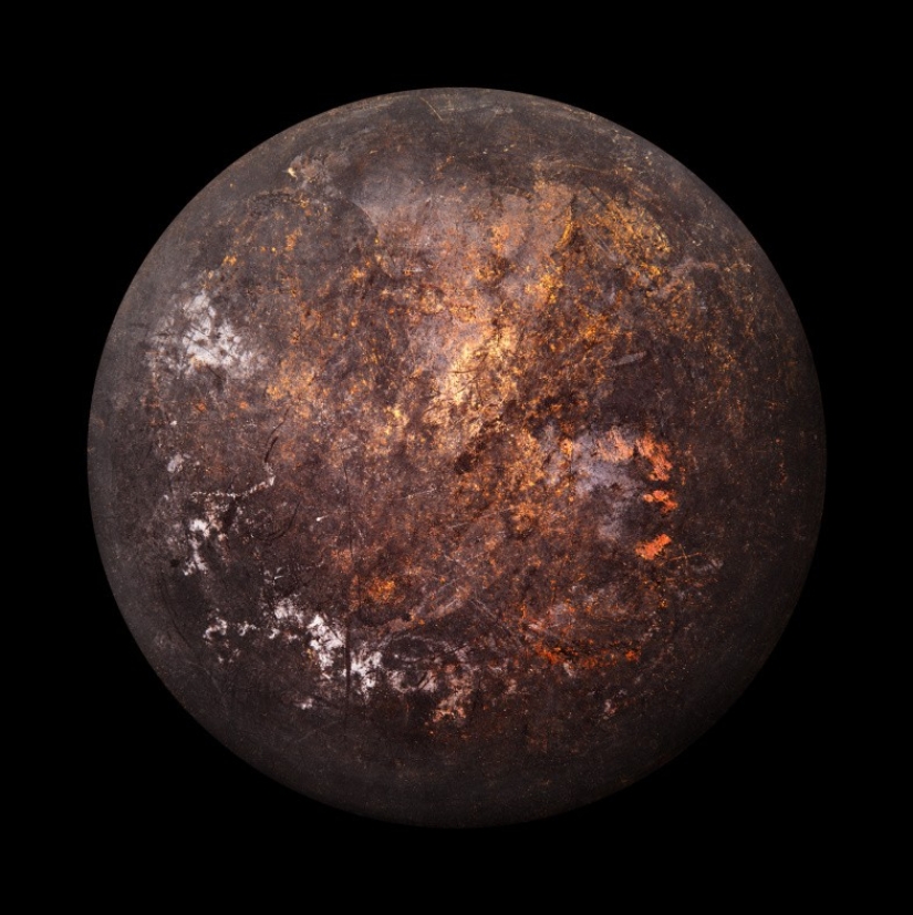 "Imágenes espaciales" de los fondos de ollas y sartenes antiguas del fotógrafo Christopher Jonassen