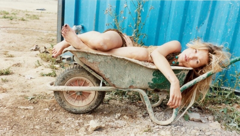 Imágenes inusuales de famosos hooligans de la fotografía de moda de Jürgen Teller Imágenes inusuales de famosos hooligans de la fotografía de moda de Jürgen Teller