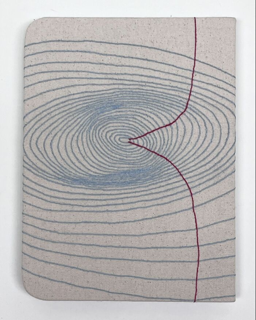 Impresionante tela bordada que imita libros y cuadernos, por Candace Hicks