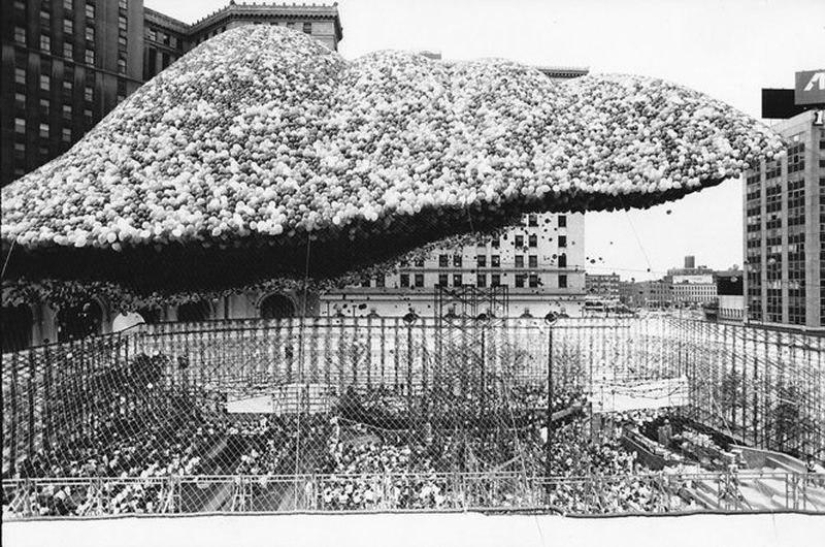 In 1986, Cleveland was attacked by ... balloons In 1986, Cleveland was attacked by ... balloons