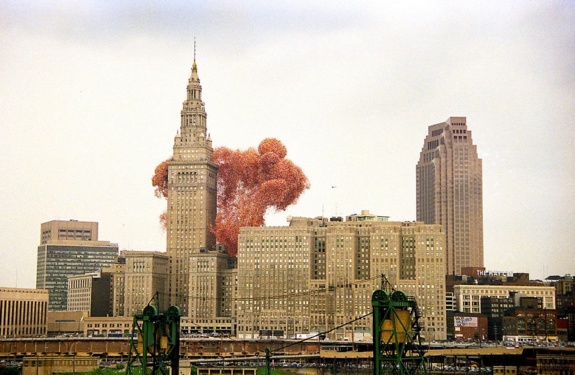 In 1986, Cleveland was attacked by ... balloons In 1986, Cleveland was attacked by ... balloons