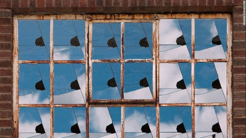 In the hands of this Briton, houses melt, fly and slide to the feet of passers-by In the hands of this Briton, houses melt, fly and slide to the feet of passers-by