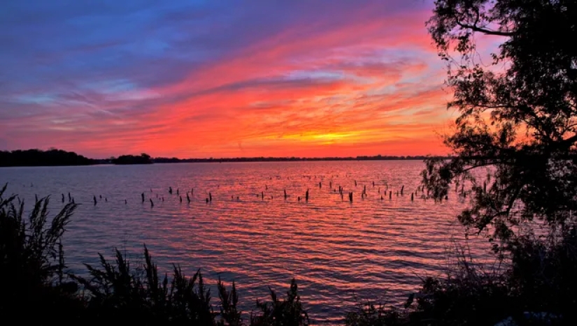 Incidente del lago Pener: cómo un agujero en el fondo succionó una plataforma de perforación, 11 barcazas y una isla Incidente del lago Pener: cómo un agujero en el fondo succionó una plataforma de perforación, 11 barcazas y una isla