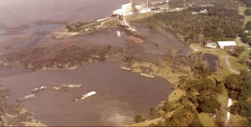Incidente del lago Pener: cómo un agujero en el fondo succionó una plataforma de perforación, 11 barcazas y una isla Incidente del lago Pener: cómo un agujero en el fondo succionó una plataforma de perforación, 11 barcazas y una isla