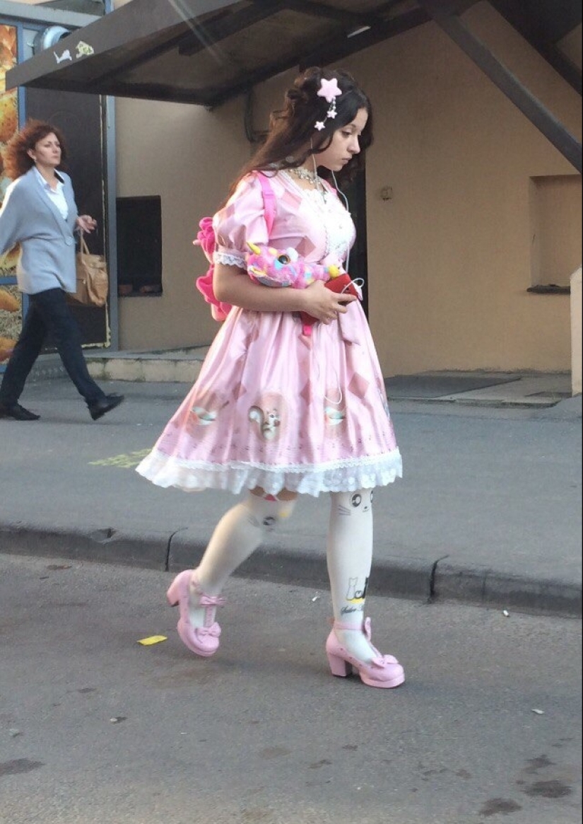 Intelligent madness, or the Strange fashion of the St. Petersburg streets