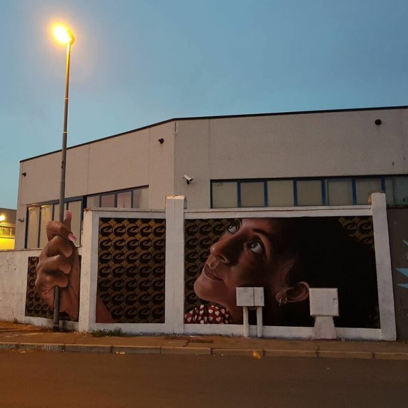 Interactive street art: the artist enters 3D paintings in the street Interactive street art: the artist enters 3D paintings in the street