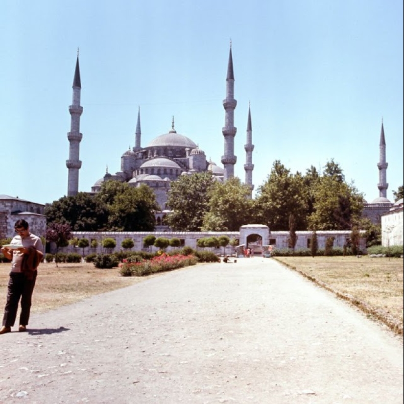 Istanbul-the City of Contrasts: 30 color images of street life in the 70s