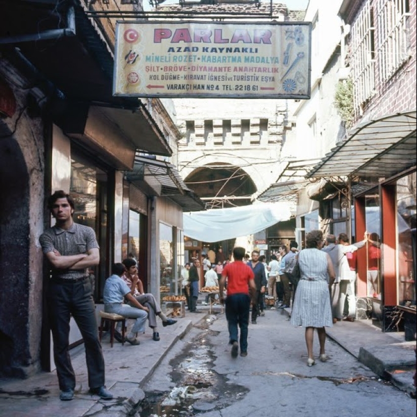 Istanbul-the City of Contrasts: 30 color images of street life in the 70s
