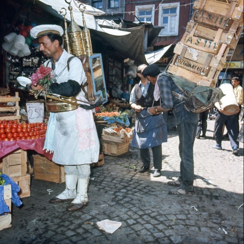 Istanbul-the City of Contrasts: 30 color images of street life in the 70s