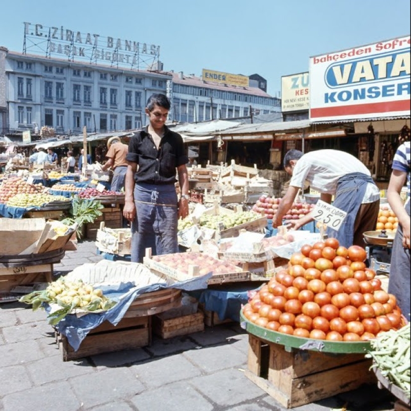 Istanbul-the City of Contrasts: 30 color images of street life in the 70s