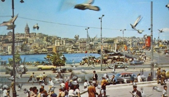 Istanbul-the City of Contrasts: 30 color images of street life in the 70s