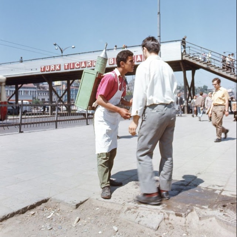 Istanbul-the City of Contrasts: 30 color images of street life in the 70s