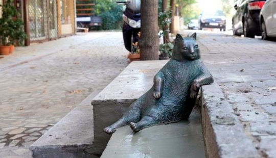 Istanbul Tombili cat, to whom a monument was erected for an imposing pose Istanbul Tombili cat, to whom a monument was erected for an imposing pose