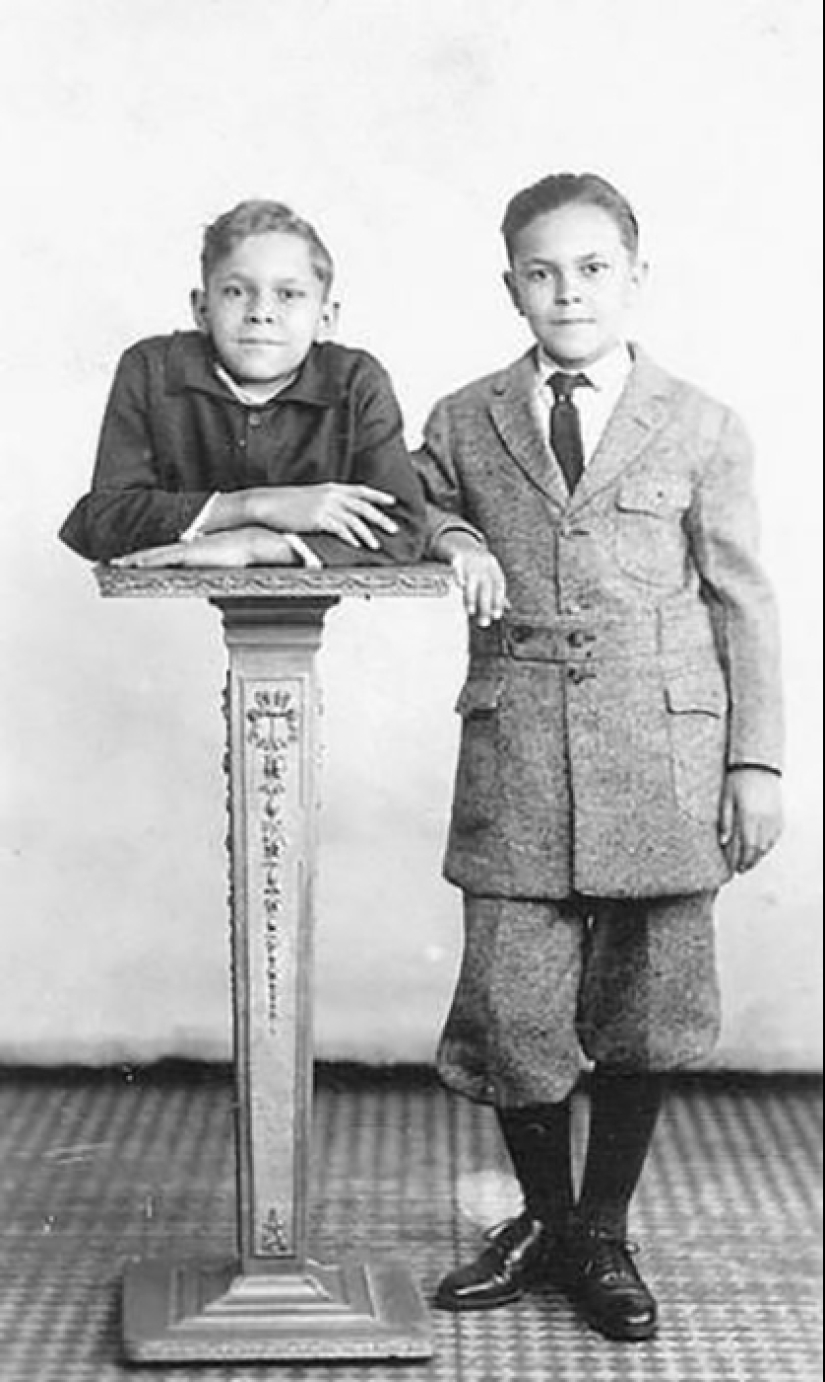 Johnny Eck, the "king of the freaks" who was born with half a body Johnny Eck, the "king of the freaks" who was born with half a body