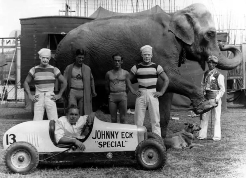 Johnny Eck, the "king of the freaks" who was born with half a body Johnny Eck, the "king of the freaks" who was born with half a body