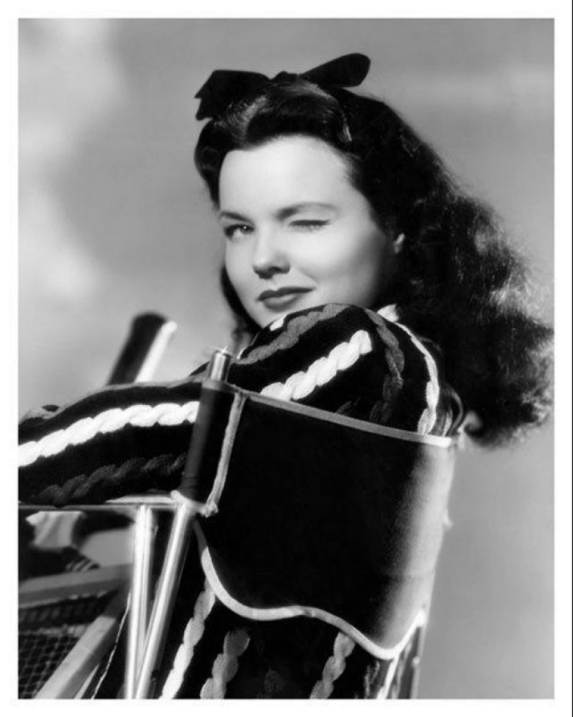 Juguetón, astuto y alegre: 20 celebridades vintage que guiñan un ojo a la cámara