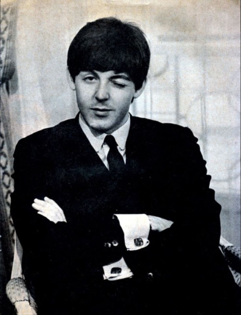 Juguetón, astuto y alegre: 20 celebridades vintage que guiñan un ojo a la cámara