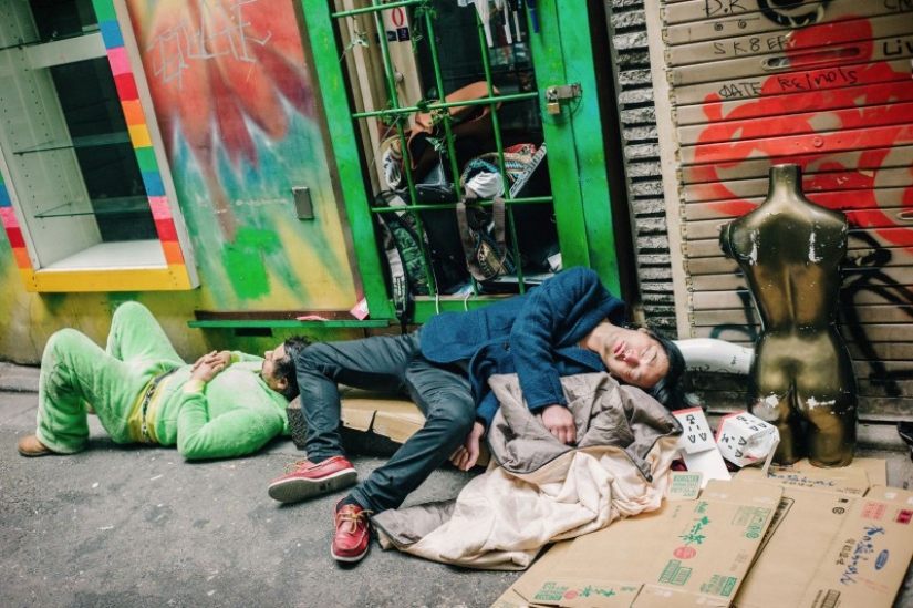 Just tired: why drunk Japanese lying on the streets don't bother anyone Just tired: why drunk Japanese lying on the streets don't bother anyone