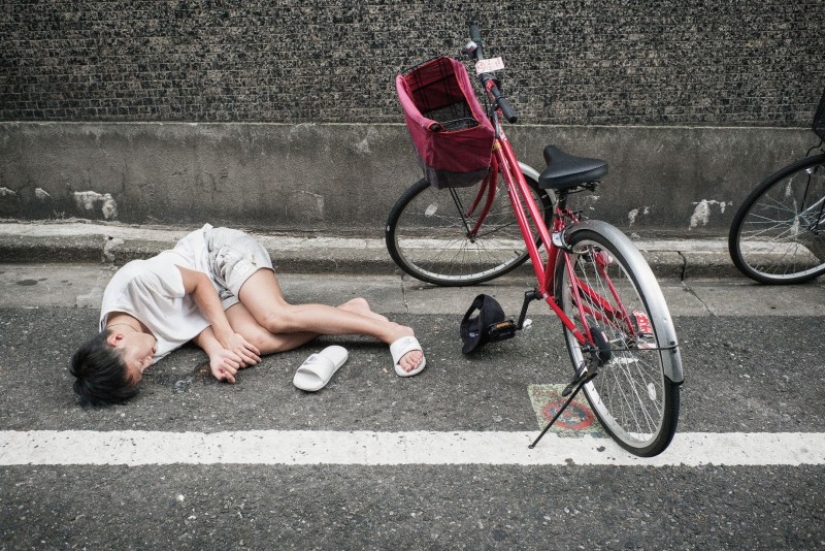 Just tired: why drunk Japanese lying on the streets don't bother anyone Just tired: why drunk Japanese lying on the streets don't bother anyone
