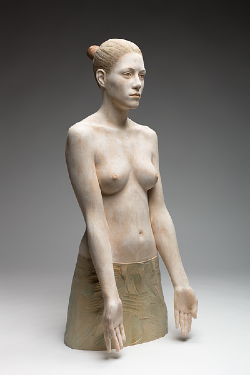 Jóvenes captados en esculturas de madera hiperrealistas